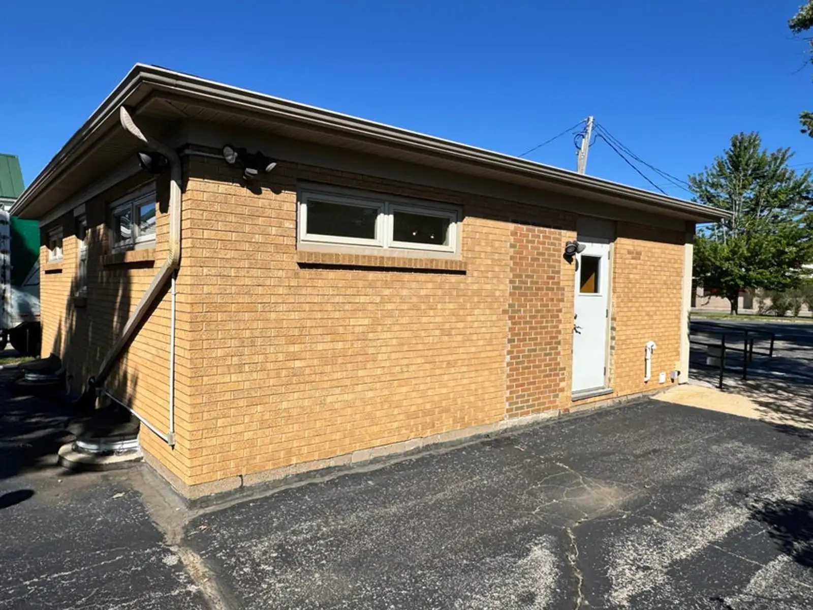 2454 W Glenlord Rd image 18