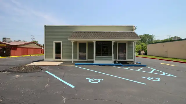 33053 W Jefferson Ave thumbnail 2