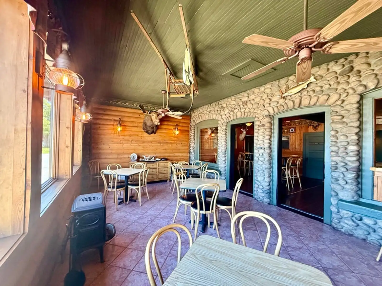 Cobblestone Bar & Grill image 3
