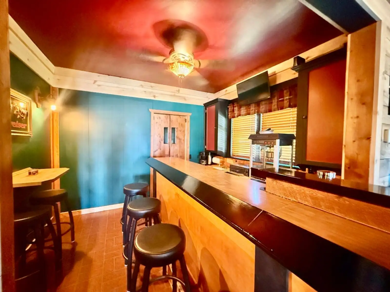 Cobblestone Bar & Grill image 9