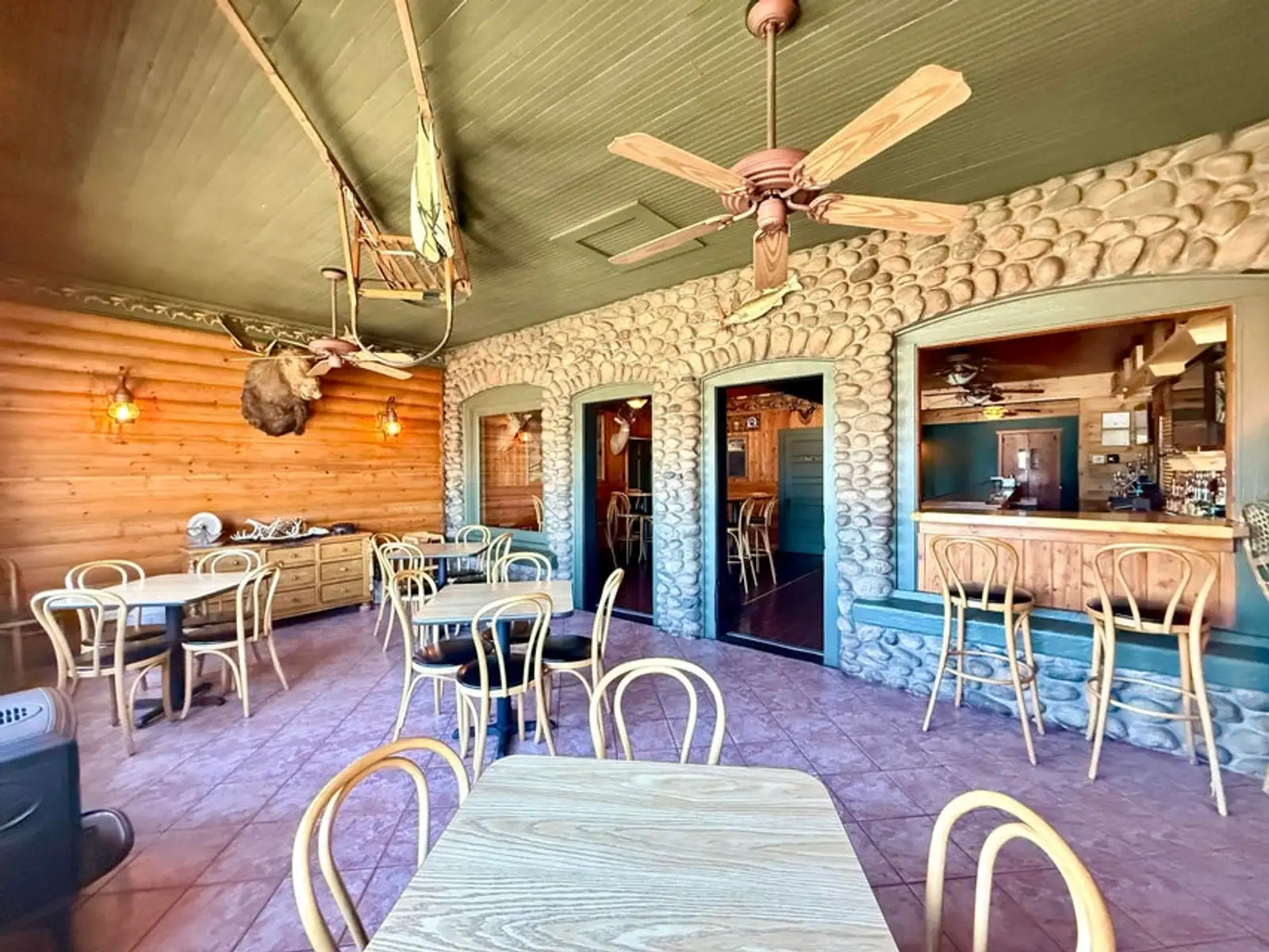 Cobblestone Bar & Grill image 4