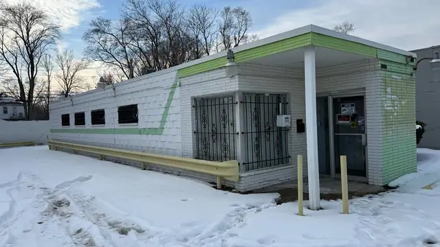 18041 Greenfield Rd listing image