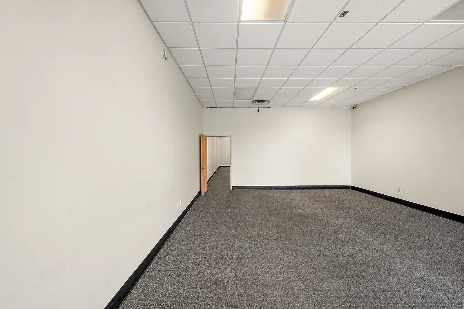 26445-26447 Gratiot Ave image 5