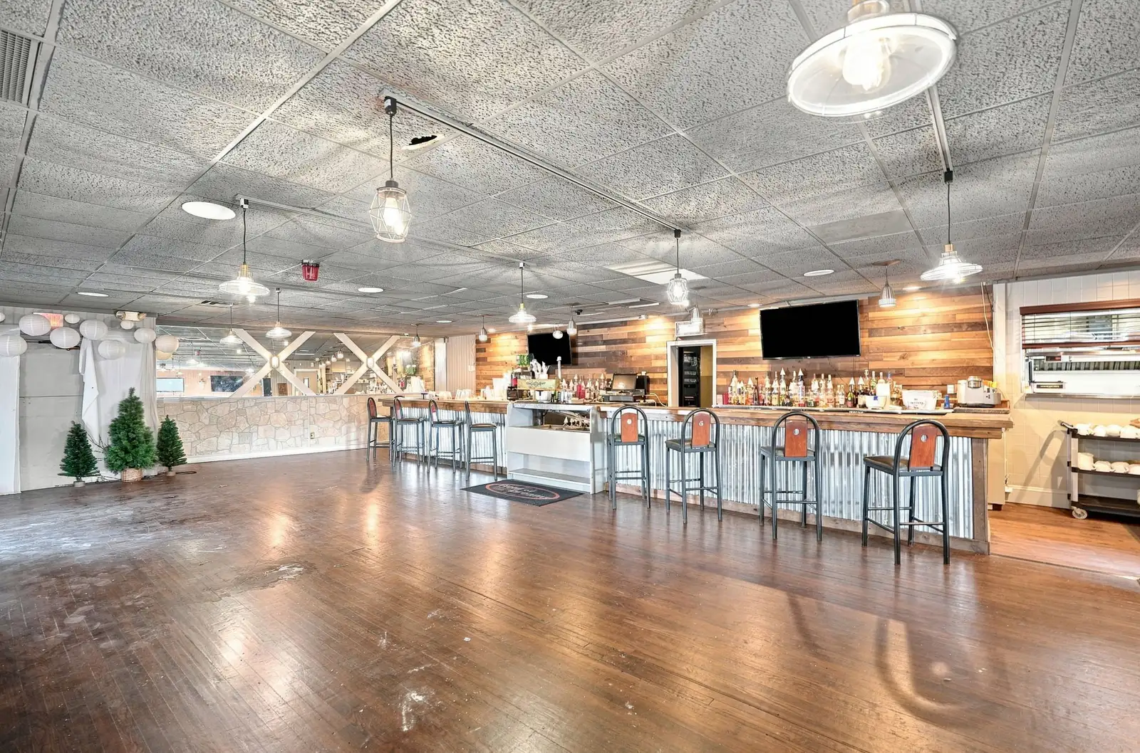 1090 Rochester Rd image 2