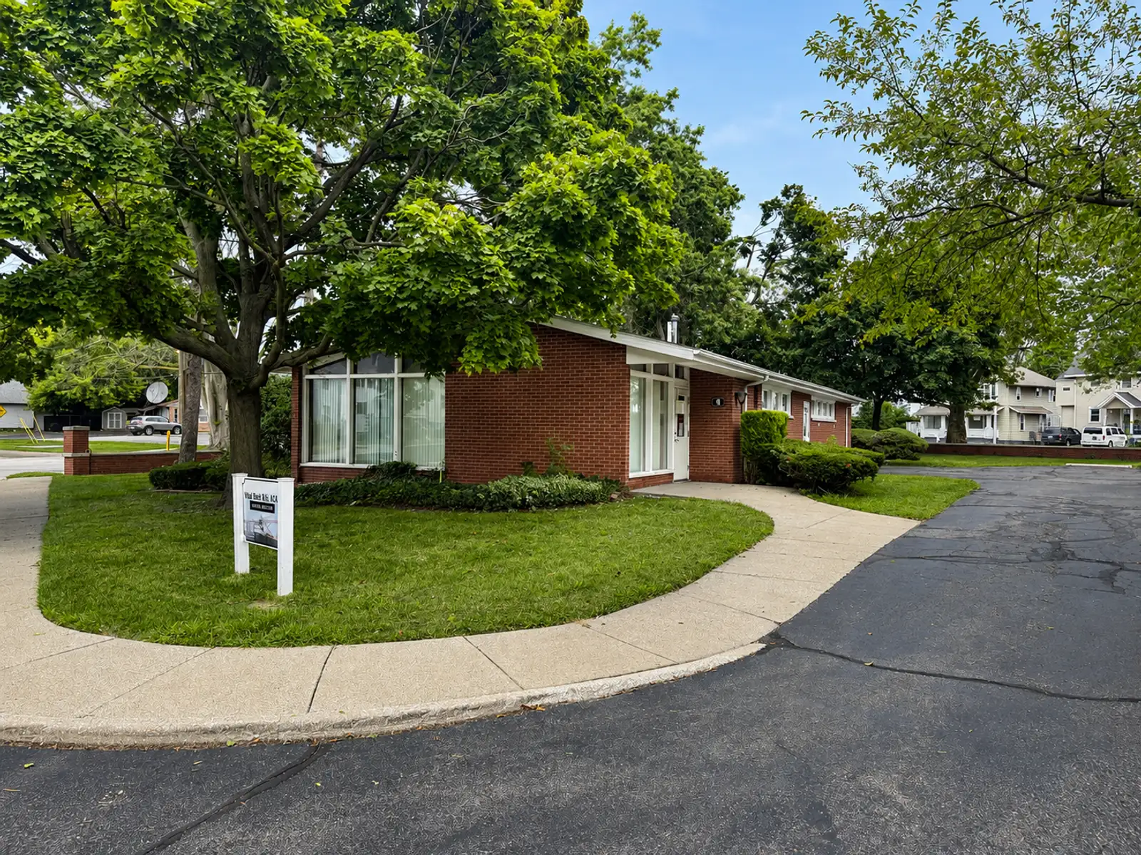 2407 Military St image 2