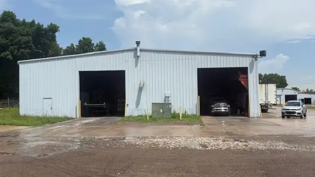 1492 E Grand River Ave thumbnail 3