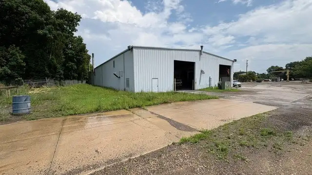 1492 E Grand River Ave thumbnail 2