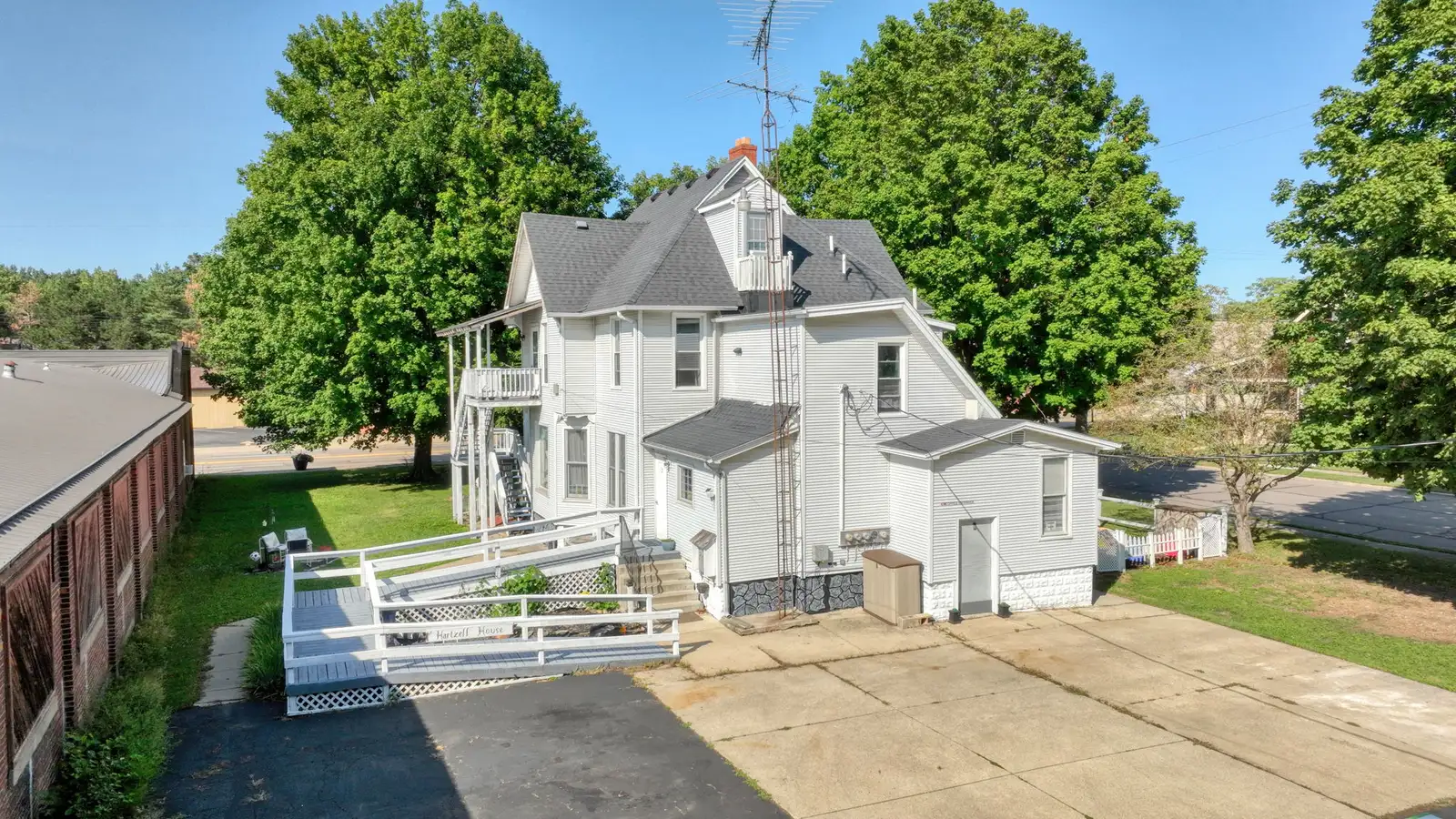120 E Adrian St image 64