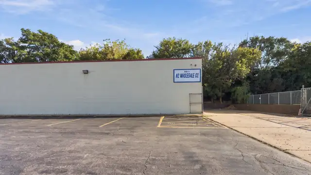 2611 Corunna Rd thumbnail 3