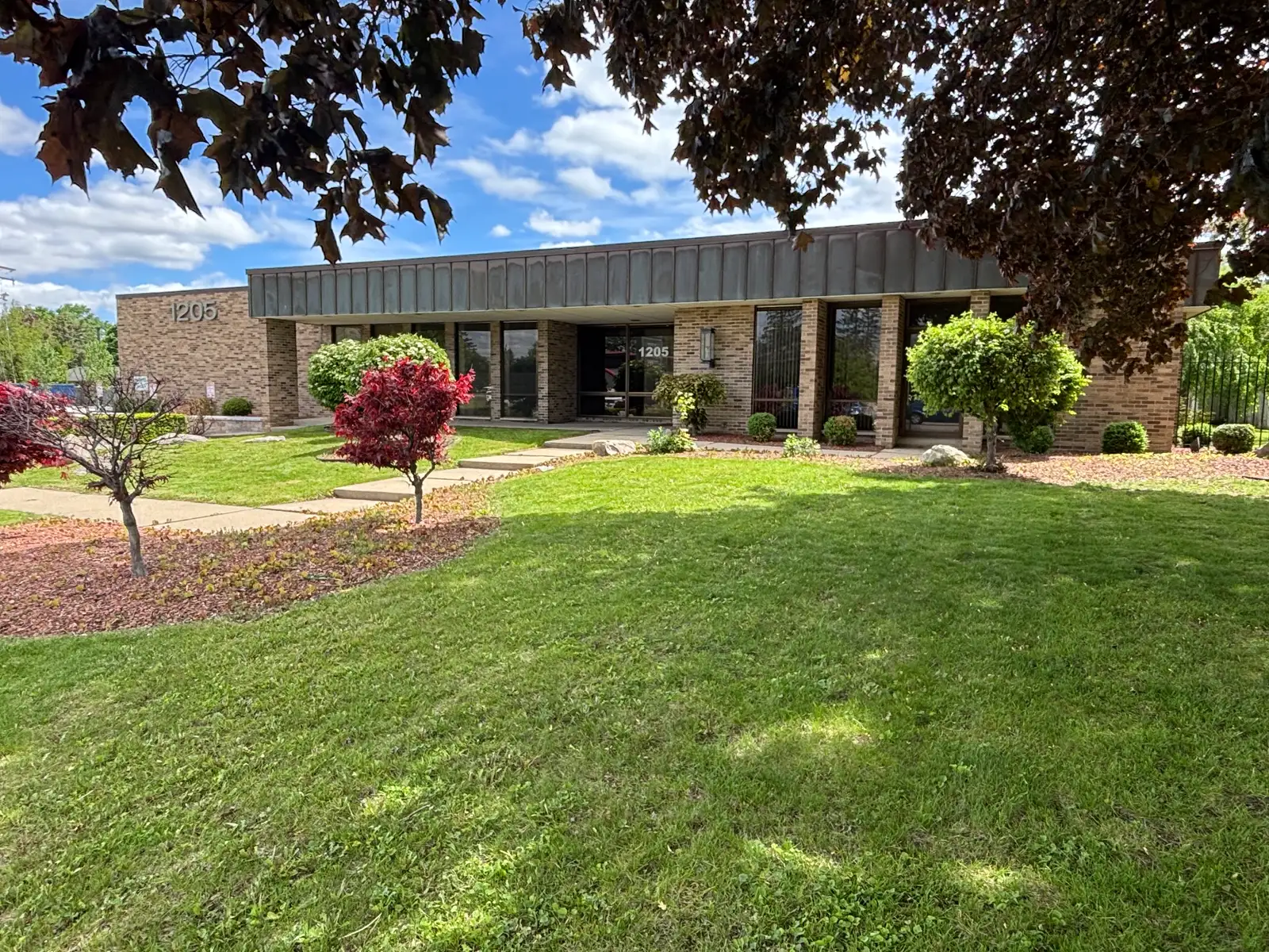EXECUTIVE OFFICE BUIDLING FOR SALE! image 2