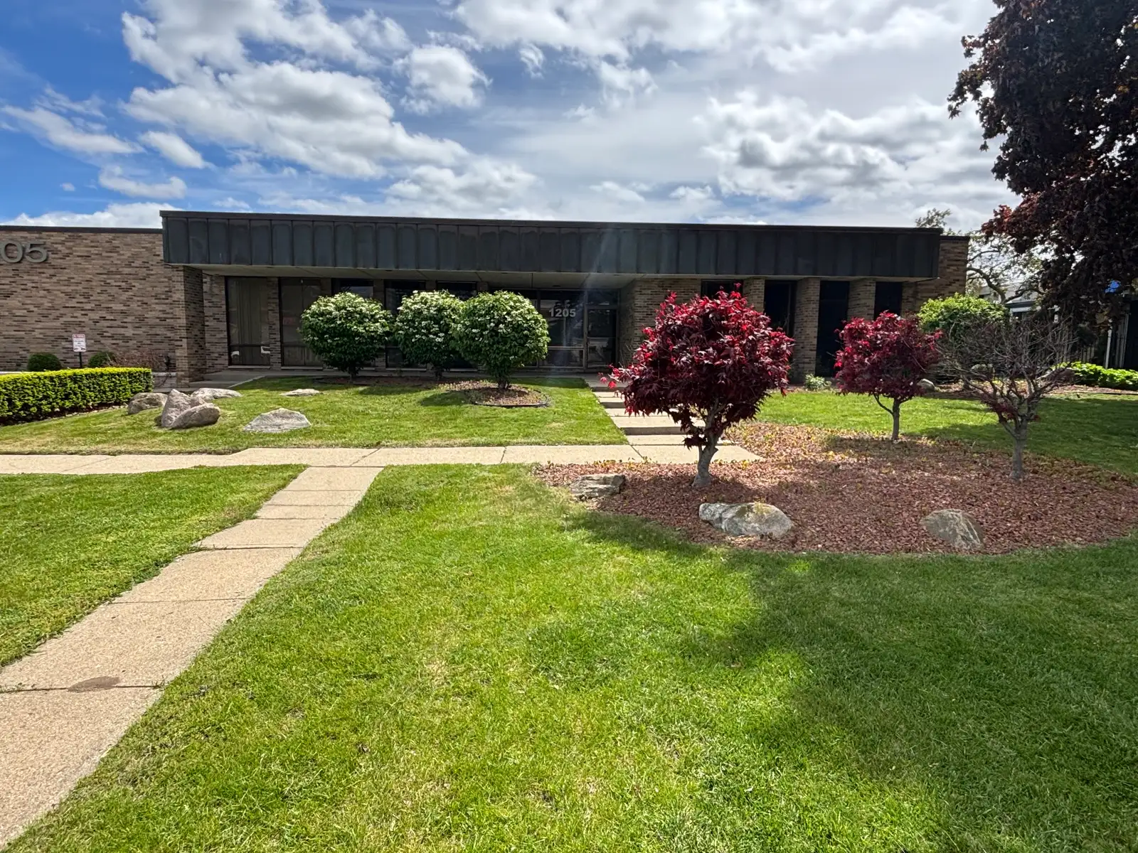 EXECUTIVE OFFICE BUIDLING FOR SALE!