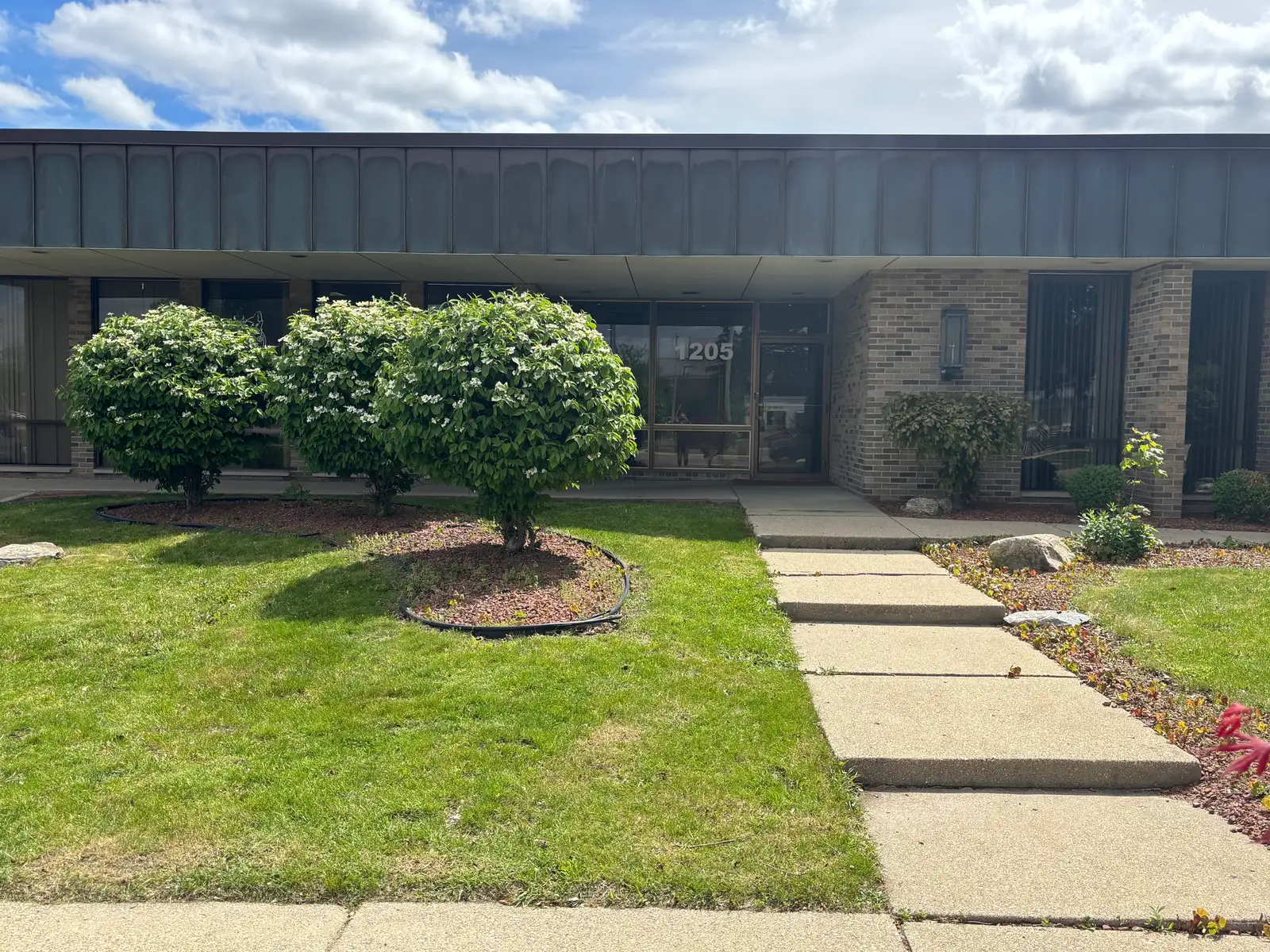EXECUTIVE OFFICE BUIDLING FOR SALE! image 3