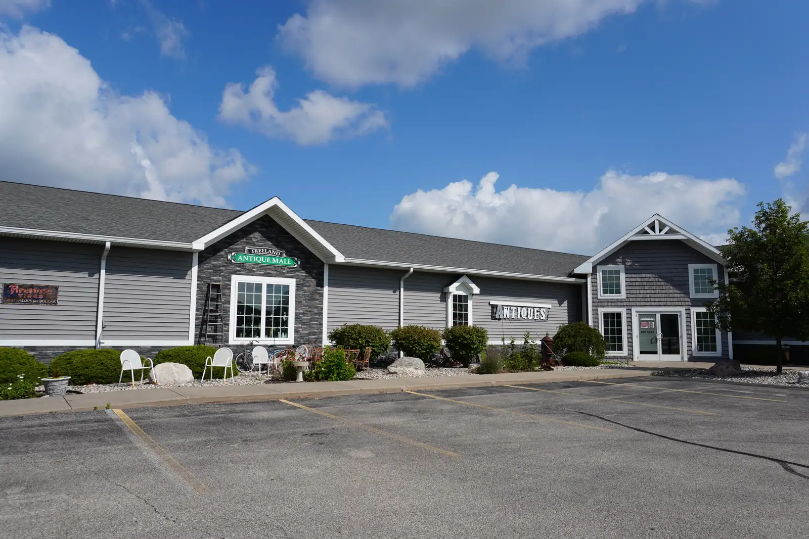 SUITE 3 RETAIL/FOOD/ OFFICE/MEDICAL OFFICE WITH HIGH VISIBILITY IN FREELAND, MI. 2,500 SF BUILD TO SUIT CALL TRADEMARK COMMERCIAL GROUP AT 989-792-6400 image 1