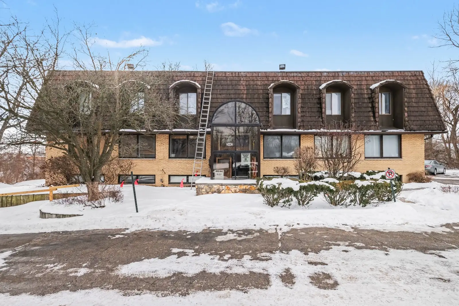 200 - 2442 E Maple Ave
