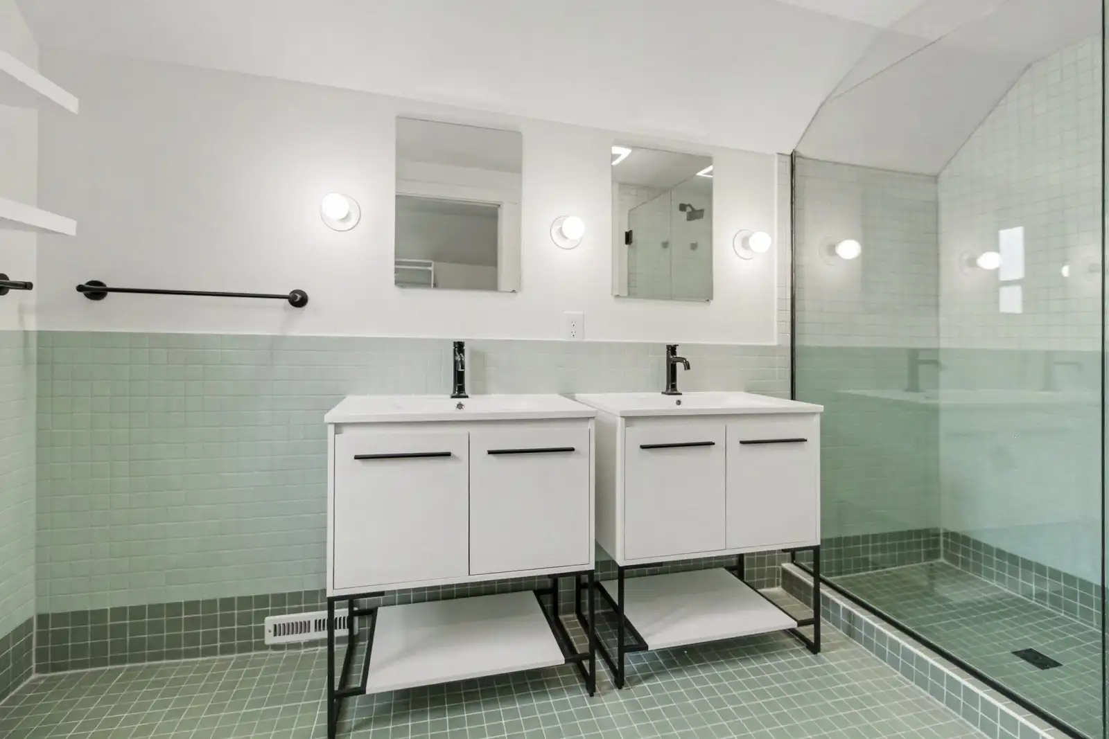 809 Henry St image 37