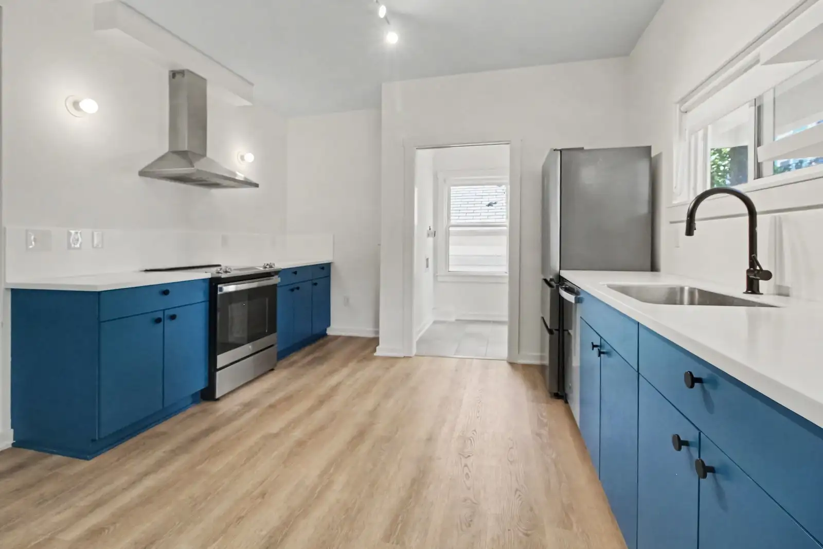 809 Henry St image 11