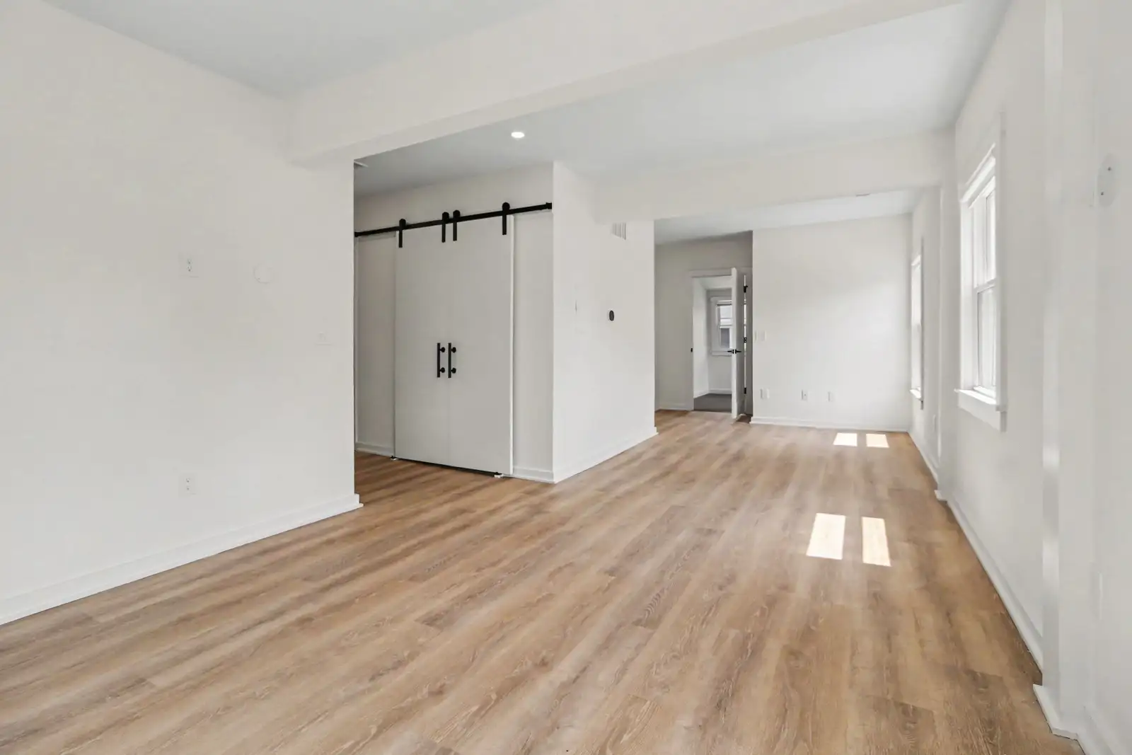 809 Henry St image 21