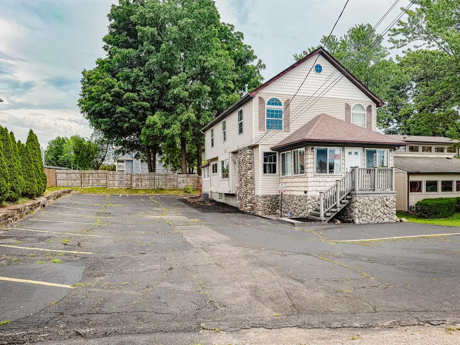 1711 Cass Lake Rd, Keego Harbor, MI 48320