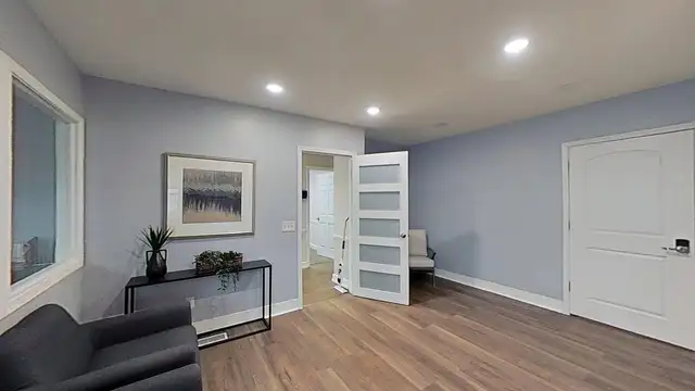 1300 N Waverly Rd thumbnail 5