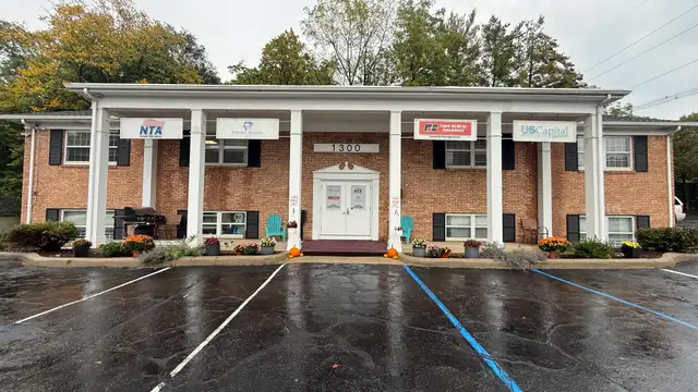 1300 N Waverly Rd thumbnail 4