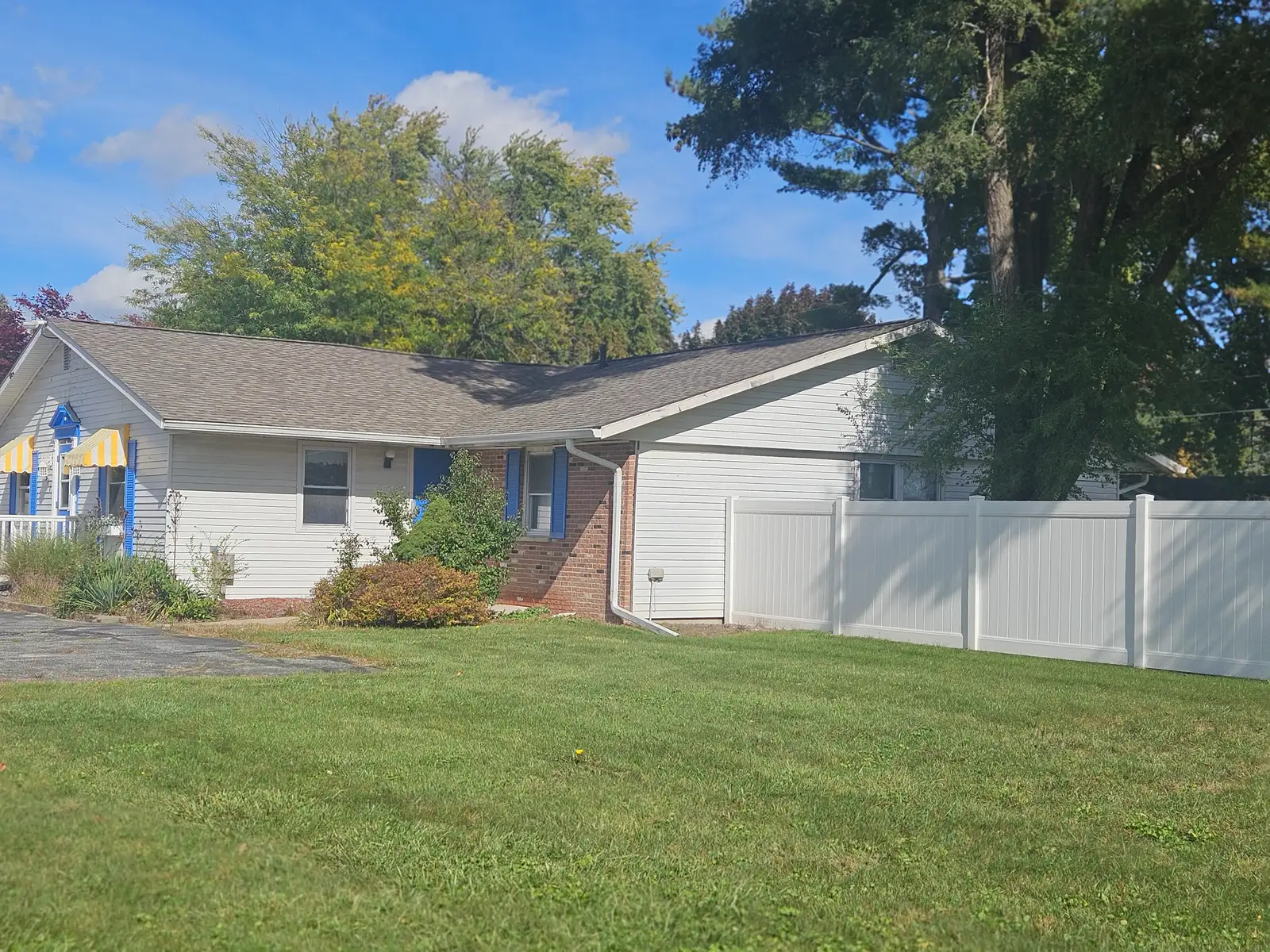 511 S Center Rd image 17