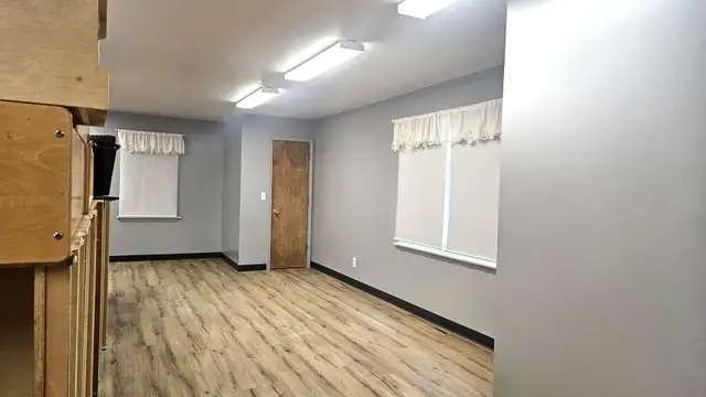 511 S Center Rd thumbnail 4