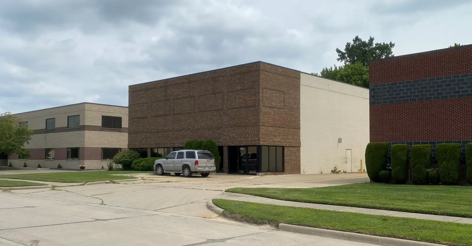46390 Continental Dr, Chesterfield, MI 48047