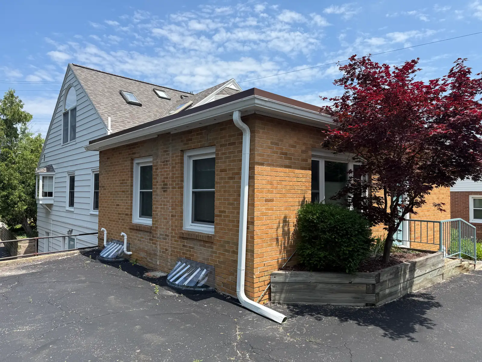 415 W Grand River Ave image 20