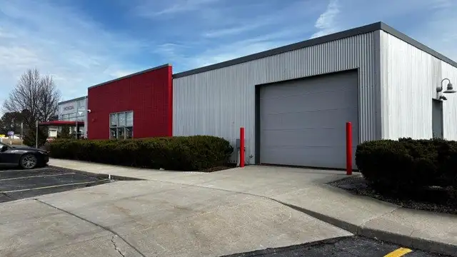 REDUCED LEASE RATE: Flex Space Offering Exceptional Versatility thumbnail 3