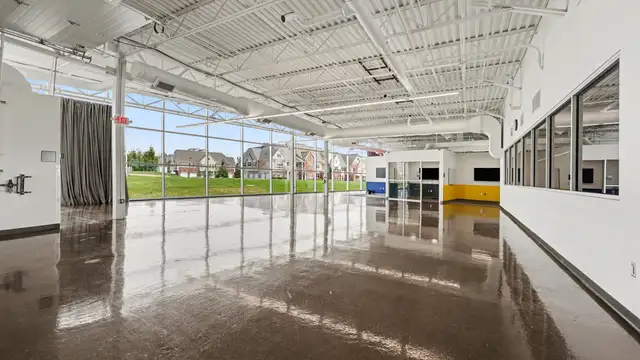 REDUCED LEASE RATE: Flex Space Offering Exceptional Versatility thumbnail 4