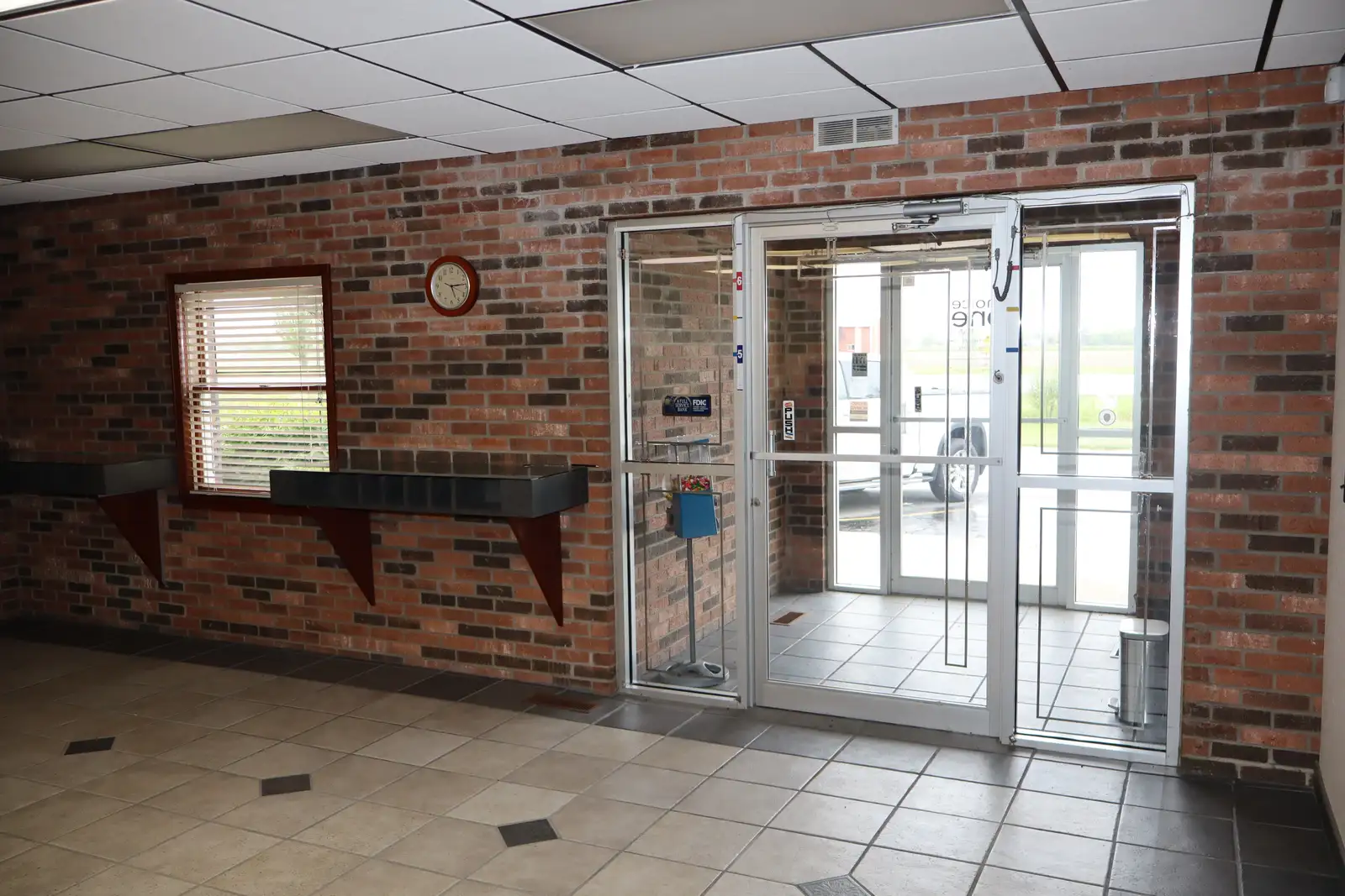 FOR SALE: 1,602 SF OFFICE/RETAIL/DRIVE THRU CALL TRADEMARK 989-792-6400 image 6