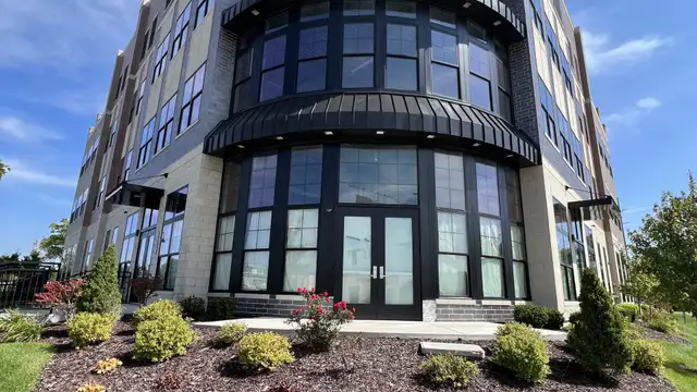 COMMERCIAL BUILDING FOR LEASE thumbnail 2