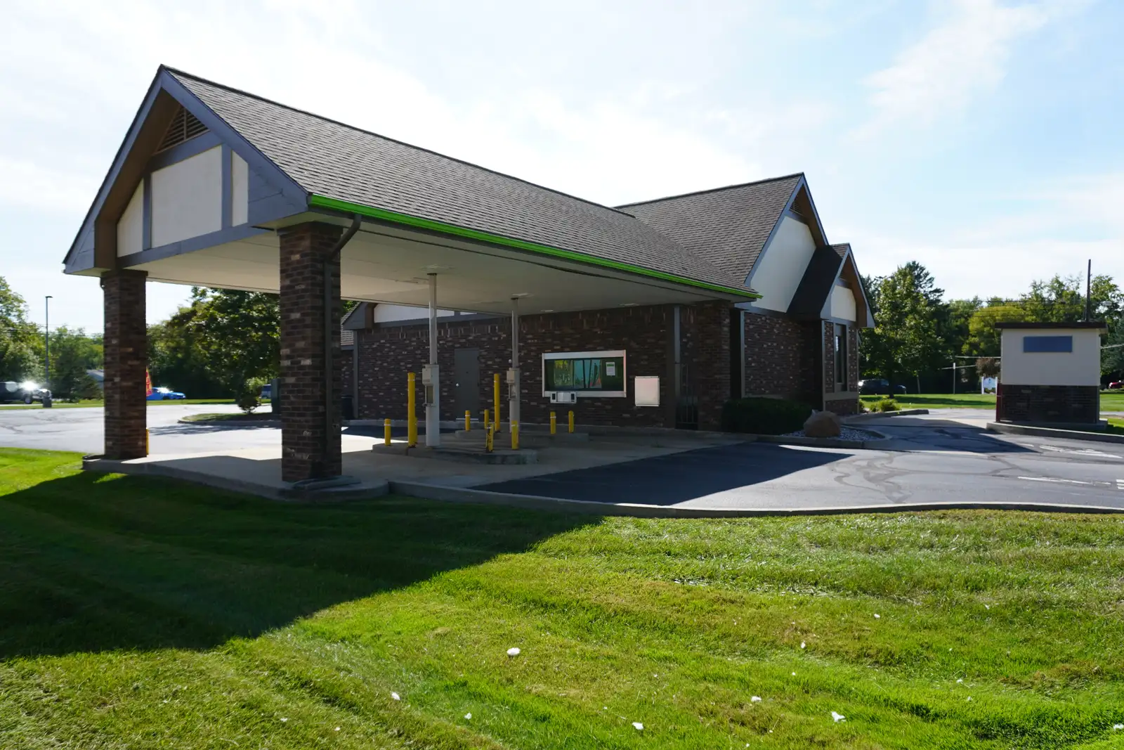 FOR SALE: 2,311 SF Freestanding Retail Building on 0.6 Acres