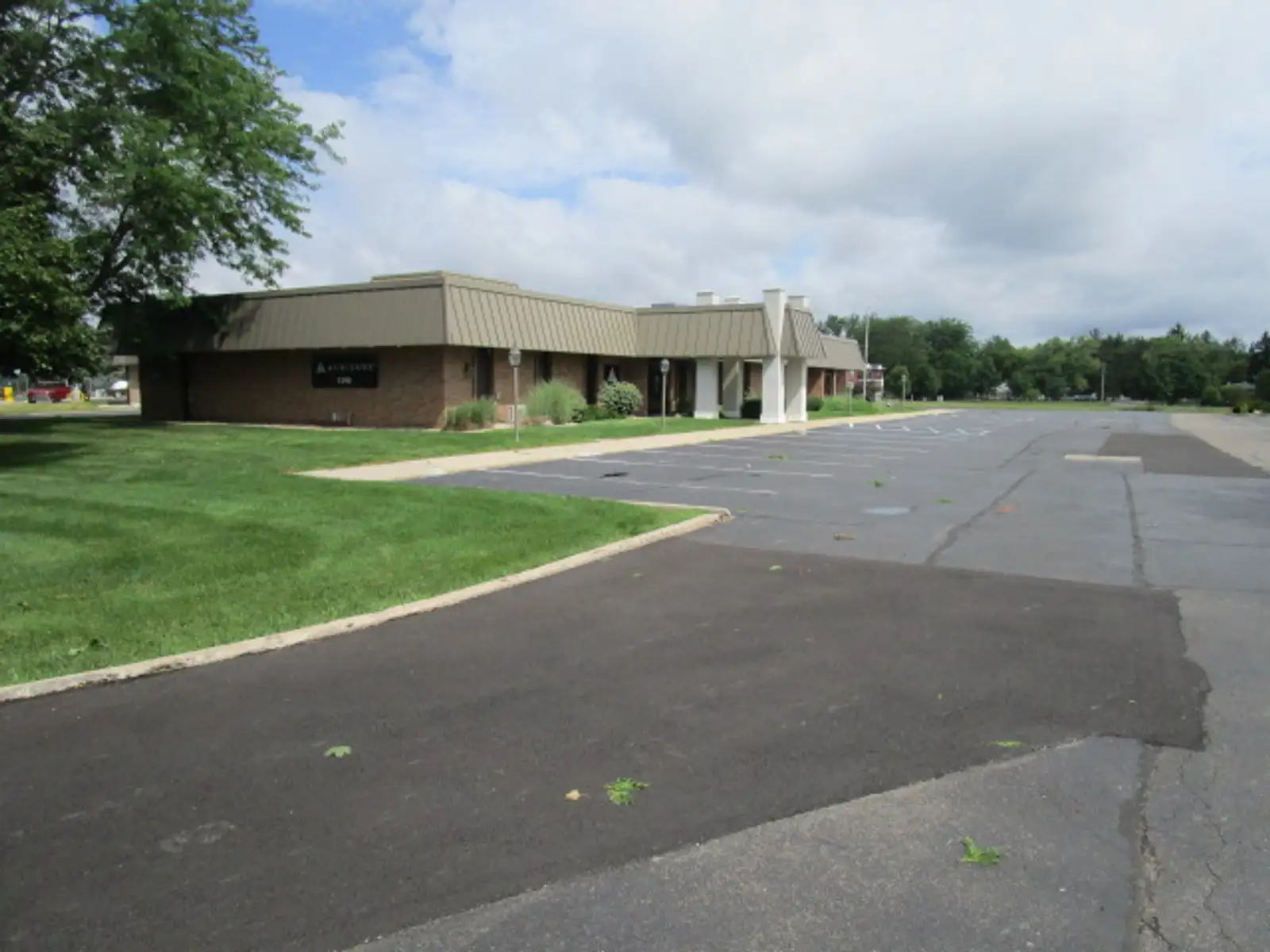 1390 W Maumee St image 3