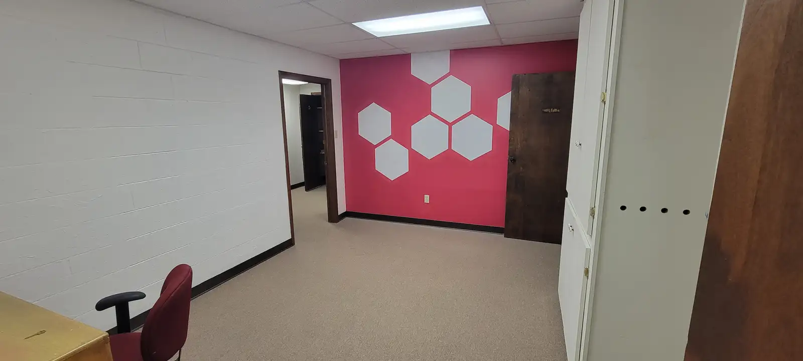 LL 3-Suite - Affordable, clean, centrally located - lavatory in suite!!