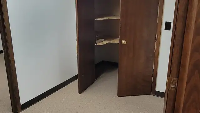 LL 3-Suite - Affordable, clean, centrally located - lavatory in suite!! thumbnail 3