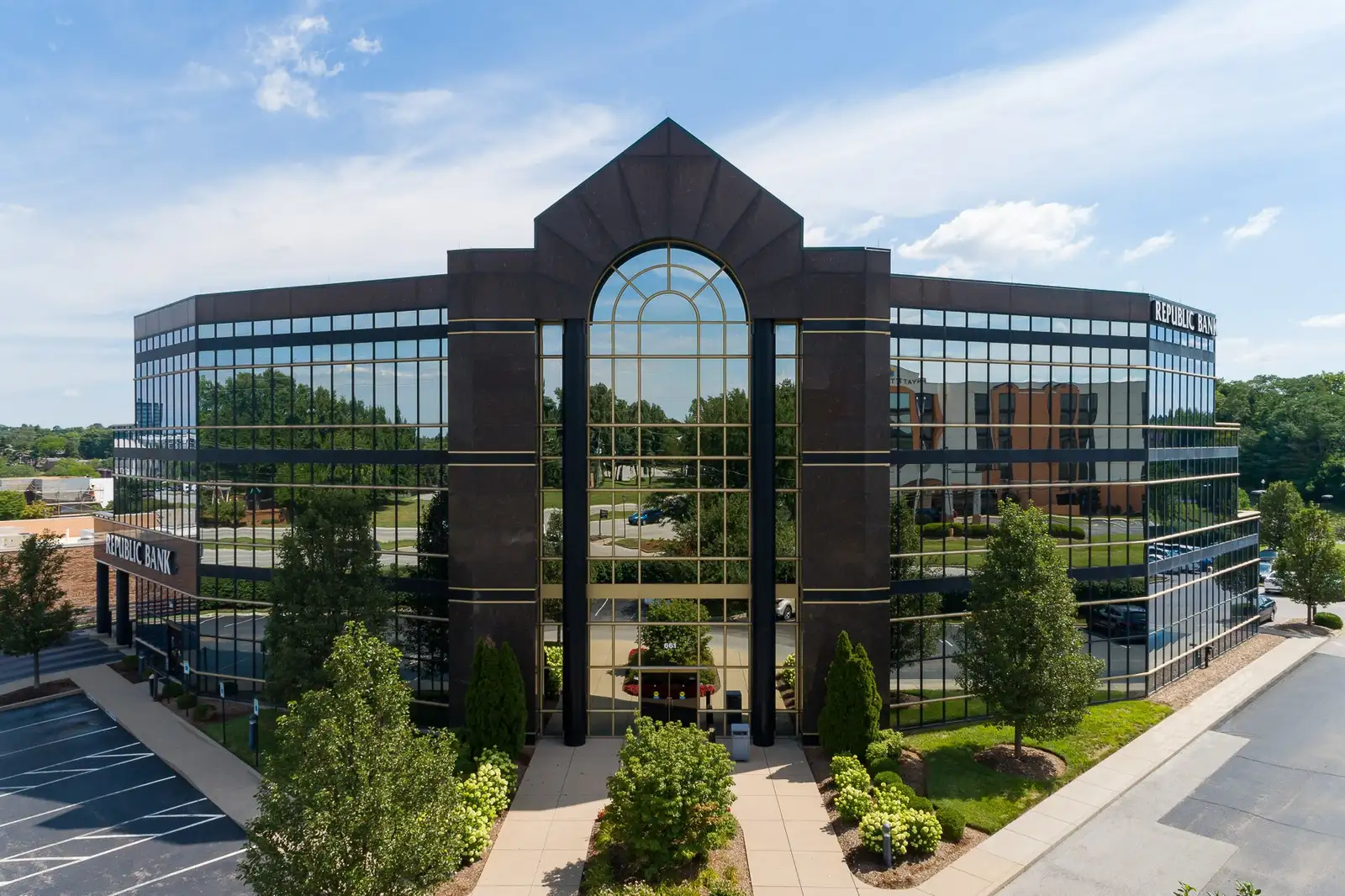 661 S Hurstbourne Pkwy, Louisville, KY 40222