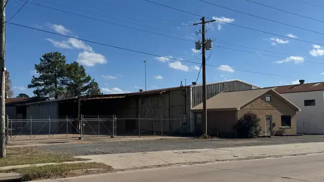 Industrial Warehouse with great mid-city access to I-49! thumbnail 4