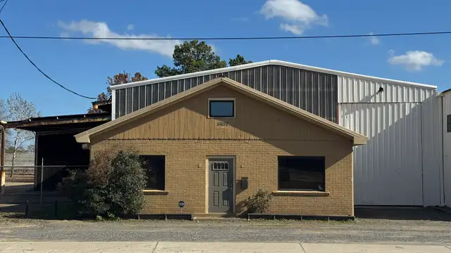 Industrial Warehouse with great mid-city access to I-49! thumbnail 3