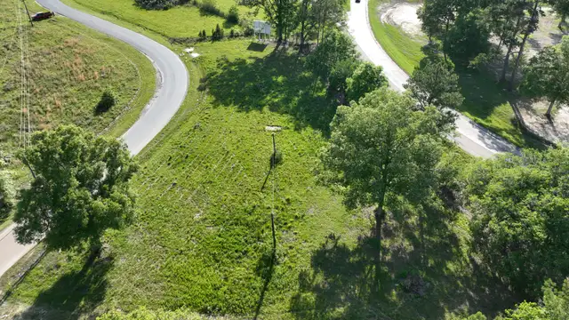 30525 Strawberry Ln thumbnail 4