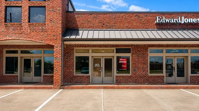 931 E McNeese St thumbnail 3
