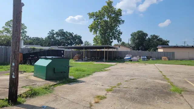 Commercial building with Storage Yard thumbnail 2