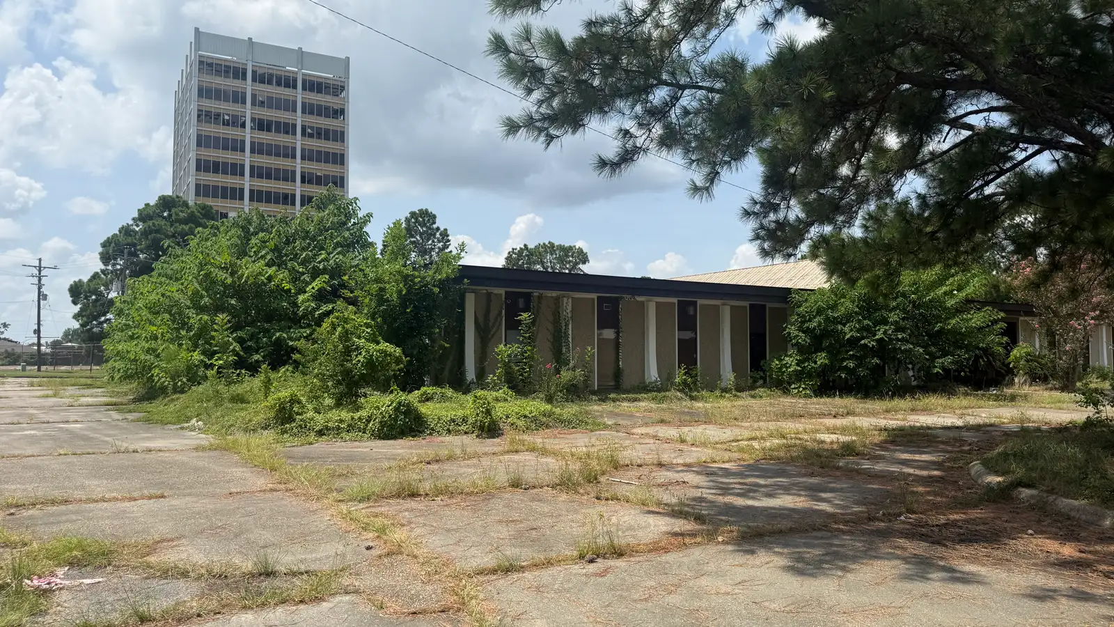 BANK OWNED - 1933 Wooddale Blvd