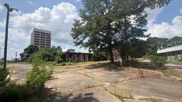 BANK OWNED - 1933 Wooddale Blvd thumbnail 4