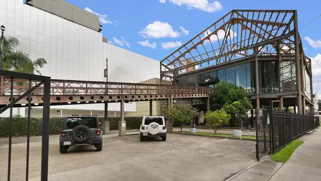 Iconic St. Charles Avenue Site thumbnail 1
