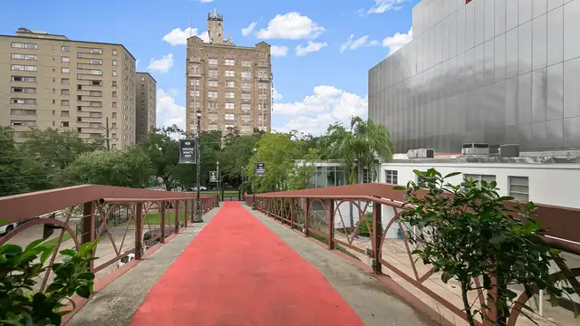 Iconic St. Charles Avenue Site thumbnail 5