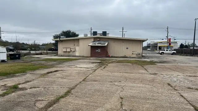 Turn-key Broad Street restaurant with drive-thru and FF&E included. thumbnail 2
