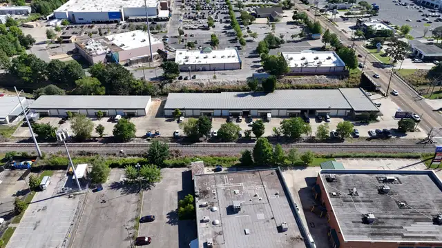College Dr Service Center (Retail and Office/Warehouse) thumbnail 3