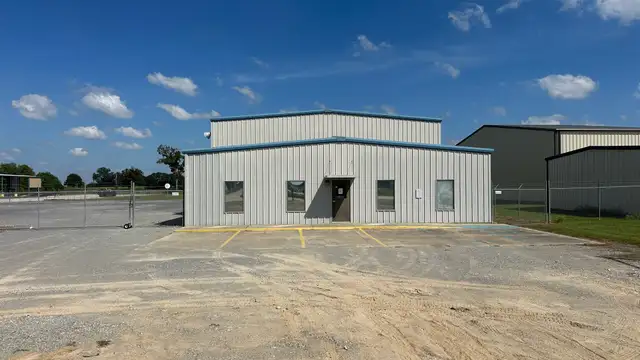 Industrial w/ Yard & Crane: 1090 Petroleum Parkway thumbnail 2