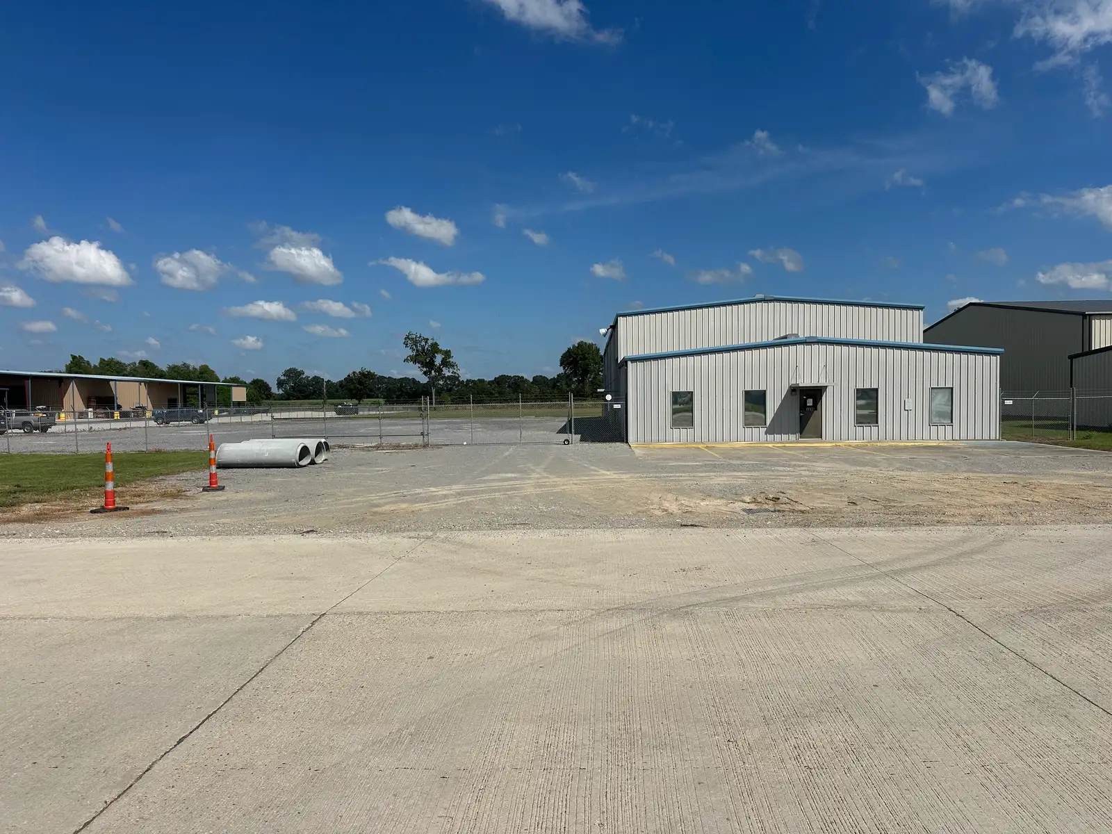 Industrial w/ Yard & Crane: 1090 Petroleum Parkway